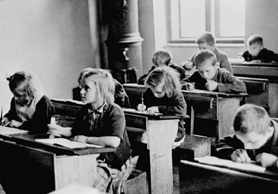 Slezská Ostrava, 1945: Hodina psaní v provizorní školní třídě v prvních dnech po skončení války