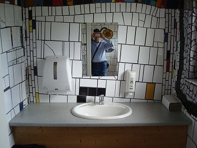Originální výzdoba toalet architekta Hundertwassera *