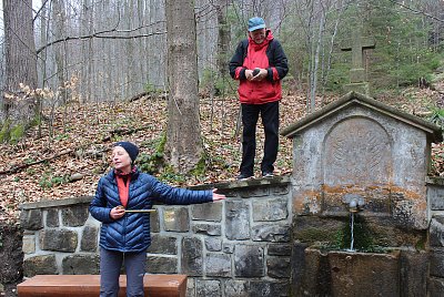 Náš velitel a tisková mluvčí odemykají studánku