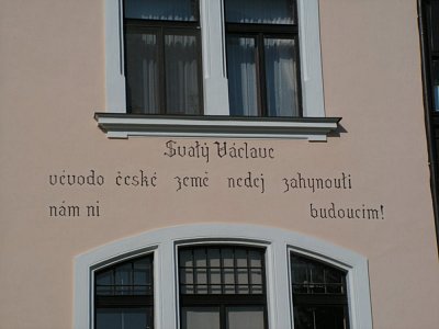 Vila T. G. M. Text ve štítu.JPG