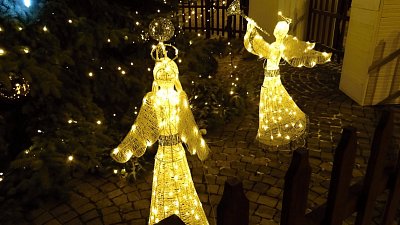 Výzdoba u vánočního stromu..