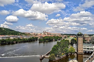 Pohled z Tančícího domu na řeku