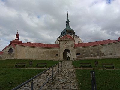 Vstupní brána do ambitu kostela Zelená Hora