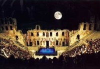 Noční snímek divadla Herodion