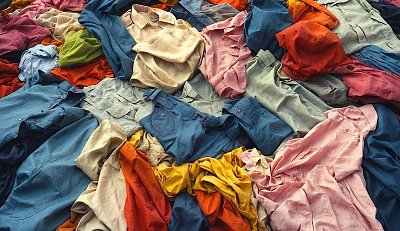 Od roku 2025 začne platit povinný sběr textilu. Místa pro jeho ukládání zřídí obce