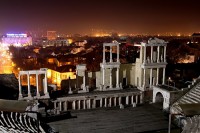 Večerní snímek antického divadla v Plovdivu