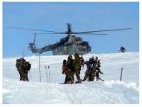 Vojáci cvičí ve sněhu Krkonoš