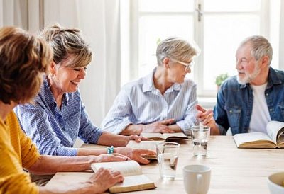 Osobní rozvoj v seniorském věku: Zbytečnost, nebo klíč k naplněnému stárnutí?