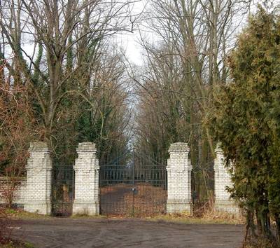 Brána do hřbitova léčebny