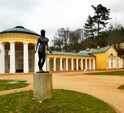 Dívka s kytkou u Ferdinandovho pramena