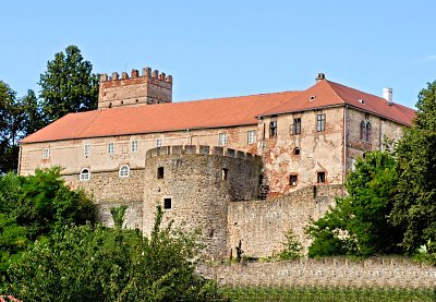 brtnicky-zamek-uprostred-polokruhova-basta-spojena-s-budovou.jpg