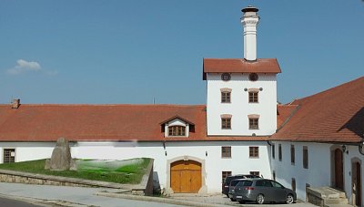 byvaly-pivovar-vlevo-pamatnik-vincence-hlavy-zakladatele-prvni-lesnicke-skoly-na-morave-v-dacicich-.jpg