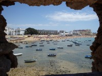 Cádiz - pohled z jedné pevnosti na městskou pláž