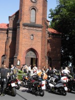 Motorkáři u kostela