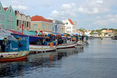 Curaçao - likér nebo název ostrovní země v Karibiku?