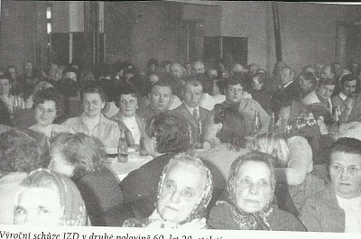 Výroční schůze spokojených členů JZD v druhé polovině 60tých let  20 století