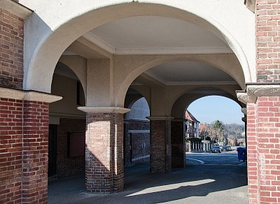 06 Ústřední budova - sloupový průchod.