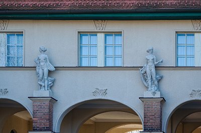 08 Ústřední budova - sochy.