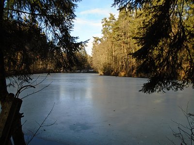 První rybník ještě pod ledem.