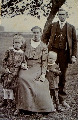 Tatínkovi rodiče a sestra Miluška
