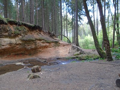 Trochu písku nad říčkou.