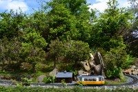 Jarní fotopříběh: Park miniatur  - tramvaj u vodopádu