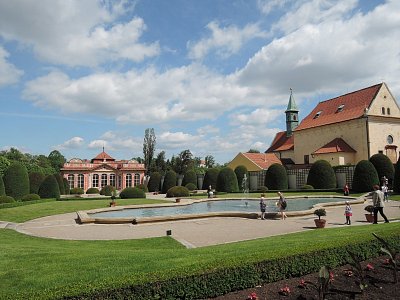 V zahradě Černínského paláce