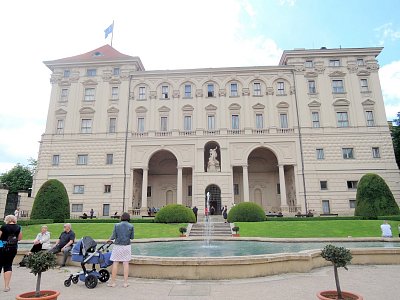 Pohled na palác ze zahrady