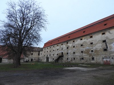 dscn4181-hospodarske-budovy.jpg