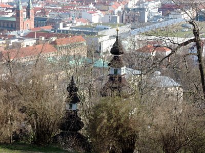 Kostel Sv. Michala a vlevo je Sv. Václav