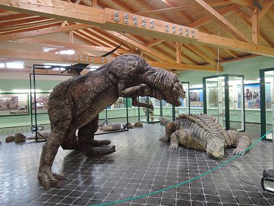 Druhé muzeum u hlavní pokladny ukazuje dinosaury