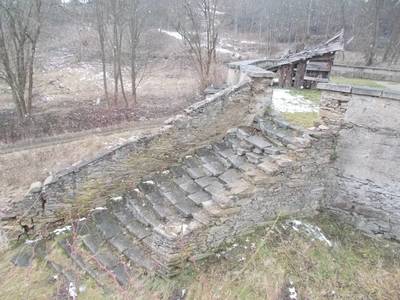 zničené schodiště ke kostelu