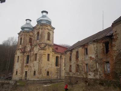 kostel a domy, které zbyly ze zaniklé obce