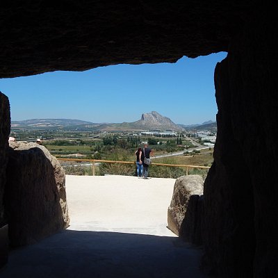Pohled z vnitřku dolmenu