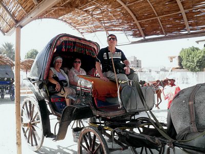 Mustafa krmí svou kobylku Sabrinu a za chvíli vyrážíme směr Edfu