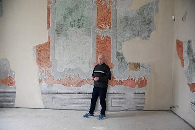 Jaroslav Hrubý v interiérech zámku, který se stal z ruiny klenotem
