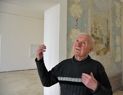 Jaroslav Hrubý v interiérech zámku, který se stal magnetem pro turisty