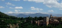 Granada - pohled ze zahrad na Alhambru - v pozadí zasněžená Siera Nevada
