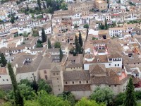 Granada - pohled na Albayzín z věže pevnosti v Alhambře