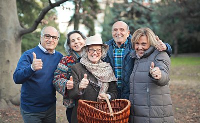 Šedesátníci a starší byli dříve opomíjení, nyní se jim všelijak nadbíhá