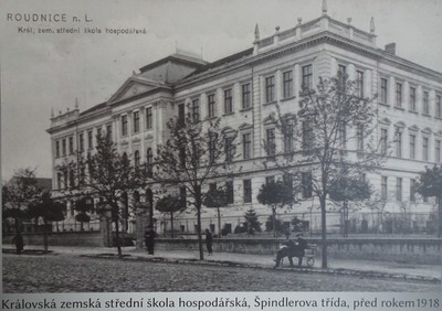 hospodarska-skola-pred-rokem-1918.jpg