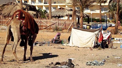 Na jedné straně hotelový luxus, na druhé straně beduínská bída. *