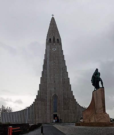 Luteránská katedrála Hallgrímskirkja se sochou vikingského objevitele Ameriky Leifa Eriksona, stavba inspirovaná skalními masivy Svartifoss, 73 m vysoká