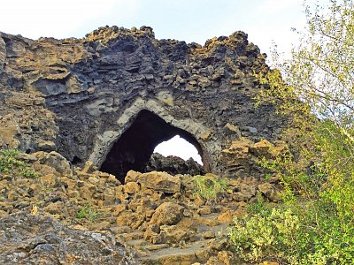 Dimmurborgir - oblast lávovývh věží, jeskyně Kirkjan