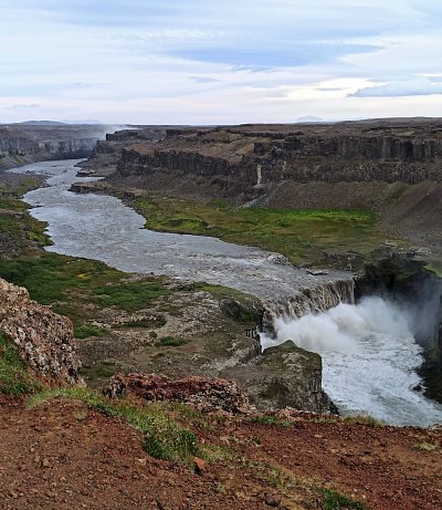 vodopád Hafragilfoss na řace JokulsaaFjollum - ledovcová řeka