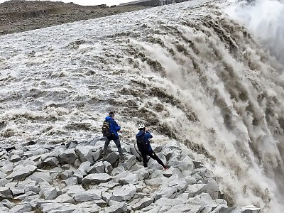 nejmohutnější vodopád Islandu i Evropy Dettifoss, kaňon na řece Jokulsaafjollum; šířka 100 m, 44 m vysoký, průtok 500 m3 - Stanik šel skoro na dosah, 3 m, brrrrr - nedávno tam paní šla, uklouzla a už ji nikdy nenašli