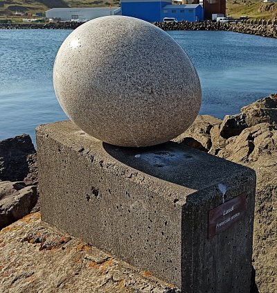jedno ze 34 vajec - Papuchálka (lundiho) - sochařské dílo Sigurdura Gudmundssona (dílo jménem The Eggs at Merrybay), u vesnice Djúpivogur s velkou obchodní tradicí  na počest islandského ptactva
