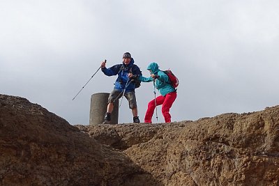 výšlap v oblasti Námafjall ve větru, který jsme sotva ustáli