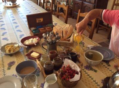 Snídaně na biofarmě v Provence