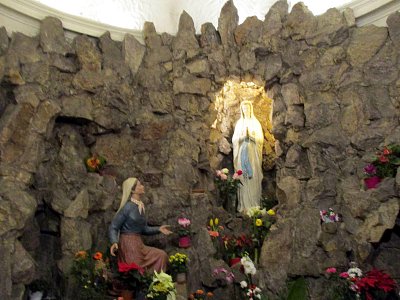 Lurdská jeskyně-zjevení Panny Marie Lurdské a Bernadetta